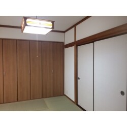 押入れをクローゼットにリフォーム。年季の入った土壁もベニヤ板の上にクロスを貼りました。
全体が黄土色の薄暗い和室から明るいモダンな和室へ。その他の部屋のクロス張替、カーテン掛け替えを含みます。