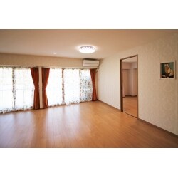 築４０年の３ＬＤＫマンションを1ＬＤＫへリノベーション。　設備は浴室のみ残しあとはすべて新調。
間取りも大幅に変更し、２０畳程度のＬＤＫ＋１４帖（ウォークインクローゼット含む）の寝室へ。
