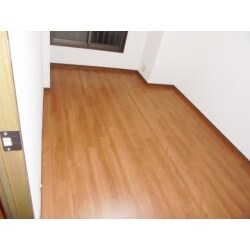 もともとはカーペットの洋室。　カーペットのシミや家具跡、ほこりやダニの心配もなくなります。