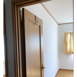 子供部屋の間仕切り壁を新設し、クロスを貼り替えました。