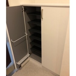 下駄箱をリフォームし靴をたくさん収納できるようにしました。
扉の内側には傘も収納できます。