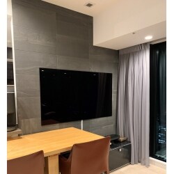 薄型テレビを壁掛に。その壁一面にエコカラットを取付しました。