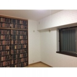 和室からフローリングへ。クロス等工夫することで襖を残したまま洋室のように変わりました。
書棚のデザインのクロスを襖に貼り、窓枠や出窓のカウンターはウォルナット木目のシートを貼りました。
全体的に男性的で個性的なインテリアになり、とても気に入っていただけました。