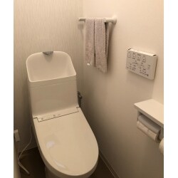 施工前は柄入り輸入壁クロスでしたが便器の交換を機に内装はシンプルにされました。便器も節水型です。