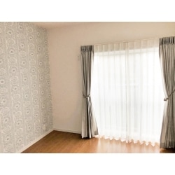 ご夫婦の寝室には適度な遮光性をもつカーテンを採用。
グレーの落ち着いた色調がお部屋に馴染みます。
