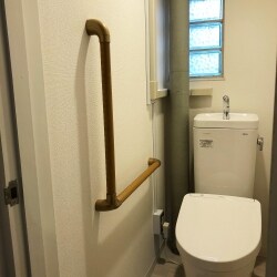 施工前は洋式トイレでしたがより使い勝手の良い高さ、暖かい便座、オートフラッシュ、等を取り入れました。
また、壁には手すりを設けました。