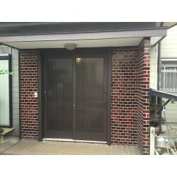 既存の玄関の廻りにタイルが貼ってあり、玄関の引き戸ごと交換の場合の施工費、施工日程が大幅にかかってしまうことになり、
また、住みながらのリフォーム工事の為、防犯性も考え、施工1日で完了するカバー工法をご提案させていただきました。