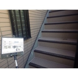 既存は階段踏み面に防水層が施工してありました。防水層を剝がして下地処理を行い階段用のシートを貼りました。