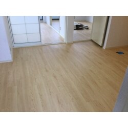お部屋全体的にフロアー材を貼りました。とても明るくなりました。