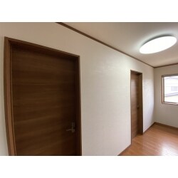約18帖のお部屋に間仕切り壁を造作して2つのお部屋を作りました。