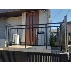 同じ建材にて、隙間に設置し、安全になった。