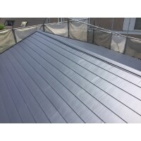 セメント瓦から鋼板屋根に軒天井も模様替え