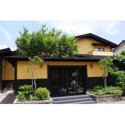 初めての塗替えでご依頼いただきました。リシン吹付壁の意匠はそのままに和建築に合う塗料を選定しました。