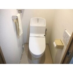 CF・壁・天井はそのままに、トイレ本体だけを交換（TOTO・HV：後継機種はZJ1シリーズ）。
便器跡も目立つことなく愛情価格にて施工致しました。