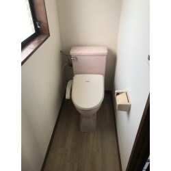 壁・天井クロス・クッションフロア張替えをして清潔感のある明るく綺麗なトイレになりました。
