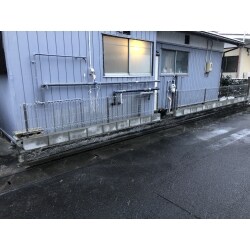 施工前はブロックが高く積まれたブロック塀でしたが、ブロックの高さを低くしてフェンスを設けることで、地震に強い外構になりました。