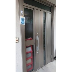 築43年のお宅の玄関ドアとトイレをモダンにリフォーム。明るく機能的になりました。