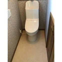 トイレ解体・処分、クロス・床CF貼りコミコミの【トイレリフォームパック】での施工。