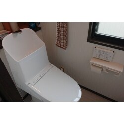 人気のTOTO・ZJシリーズへトイレ交換。壁紙も張り替えシンプルなデザインが生む心地よいトイレに生まれ変わりました。