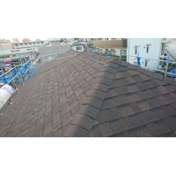 カバー工法にをする事により耐久性も上がり既存屋根の撤去・処分費がおさえられリーズナブルに屋根が綺麗に出来ます。
