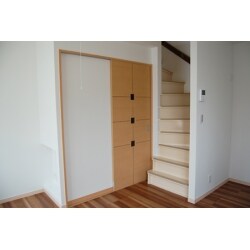 木目と白を基調としてシンプルに仕上ました。
階段が老朽化している為、フローリングを張り
綺麗に仕上がったと思います。