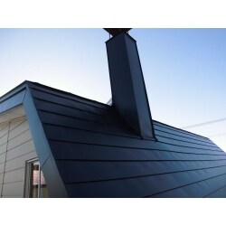 長年雨風に晒され傷みのひどかった屋根を
一度剥がし、防水加工から丁寧に修繕しました。