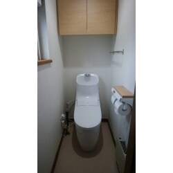 ここ数ヶ月、トイレのリフォームを考えていましたが、なかなか行動に移せず、ずっとそのままになっていました。
たまたま、トイレの不便さなどご友人とお話をしており、思い切って今回、行動に移されたとの事です。

施主さまとは【掃除のしやすさ】をメインに考えておりました。
LIXIL製の「アクアセラミック」「キレイ便座」を提案させて頂き、プレアスHSの採用となりました。