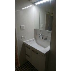 洗面化粧台とトイレのリフォーム工事の施工を行いました。
床のクッションフロアを統一し、オシャレな空間に仕上がりました。