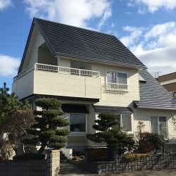 外装の傷みを気にされておりました。
今回は、外壁の張替工事と屋根の塗装工事を施工させていただきました。