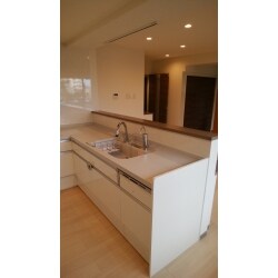 マンションのキッチンとリビングの改修工事を行いました。
とても清潔感と高級感のある仕上がりになったので、お住まいになられる方、並びにご両親も大変喜んでおられました。