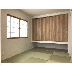 半畳の琉球風畳を採用し、明るいモダンな和室へ変身しました。寒さ対策として内窓の入れ替えも行いました。