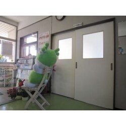 室内の引き違い戸の開閉時に音が“うるさく”て！という悩みを解消させていただきました。上部にある明り取りは、万が一のことを考えてガラスではなくアクリル板を入れました。既存の枠上部にハンガーレールを取付けて、吊方式ですので開閉がラクチンで、下のレールには段差がありませんのでバリアフリーとなっております。もちろん、鍵もワンタッチ錠です。

