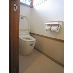 床コンクリートの和式トイレを解体して、洋式便器リクシル製・タンクレストイレ「サティスＧ」を設置しました。壁はできるだけ壊さずに羽目板部分にベニヤを張りクロスで仕上げ、床は、お掃除を楽にするため、ウエット式からドライ式（クッションフロア）にして、お客様に大変喜んでいただきました。お店が午後4時まで営業をしていますので、作業は4時以降から始め、狭い空間ですので１業種しか作業できないというハンデがありましたが、５日間で完成することができました。

