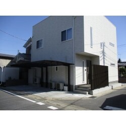 大手ハウスメーカーで新築され、引渡しを受けたお客様、玄関ポーチの段差が高く、出入り苦労されていました。また、玄関を開けると、道路を挟んで向い側のお宅の裏口からとの目線が合い、目隠しを希望されていました。玄関ポーチに階段を１段設けて出入りが楽なようにしました。カーポートは、スペースギリギリまで設置するため、屋根部分を斜めにカットして、できるだけ雨に濡れずに家の中に入れるようにしました。