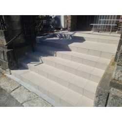 一度解体をして、タイルのアプローチ階段(手すり付き)を施工しました。玄関前もキレイに、手すりも付けて安心できる仕上がりになりました。