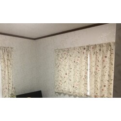 古くなってひび割れも目立つ壁のクロスを張り替えました。ナチュラルなリーフ柄で、明るい部屋に生まれ変わりました！
