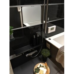 鏡面仕上げの高級感のあるバスルームが、一日の疲れを癒します。
