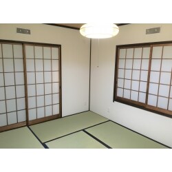 和室を一新、部屋全体をリフォーム！新しい畳の匂いがかおる、まるで旅館の一室のような雰囲気のある素敵な和室になりました。