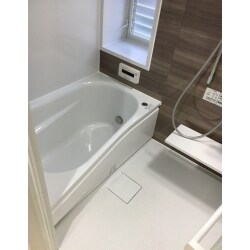 昔ながらのタイル地で底冷えの寒さにお困りだったお客さま。ホワイトのユニットバスへ交換。寒さを気にすることなくゆっくりくつろげる浴室へ！湿気がすごくカビで汚れていたタイルや壁紙も一新し、お掃除がとてもラクになりました。機能も十分、デザインはスタイリッシュでメリハリのある素敵な浴室空間に生まれ変わりました！