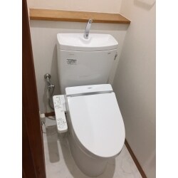 ウォシュレット機能付きのホワイトのトイレへ交換しました。ホワイトのトイレに合わせ、壁紙や床もホワイトにし、清潔感溢れる空間へと変わりました。後ろには小物などを置けるスペースも作り、インテリアなどをおしゃれに飾れるスペースもあり、新しいトイレ空間へと生まれ変わりました。