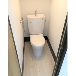 築年数の経過とともに、家全体が古くなってしまったお客さまのお住まい。低コストながらも、きれいに一新した空間をご提案させていただきました。タンク付きトイレへ交換し、床は木目調のやわらかいベージュのお色へ張り替え。そして清潔感あるホワイトの壁紙へ一新、ナチュラルな印象になりました。