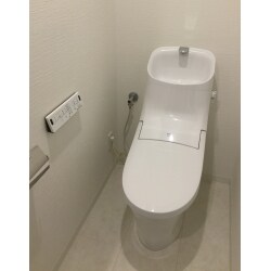 スタイリッシュなタンク一体化型トイレへ交換。壁紙や床も清潔感あふれるホワイトで統一し、ウォシュレット機能付き、リモコンで操作が簡単になりました。すっきりしているので掃除もラクになったとお喜びいただいております。