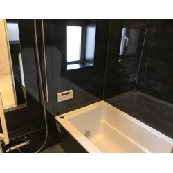 購入時はナチュラル系な雰囲気のお住まいでしたが、お客さまのイメージには合わずリフォームすることをご検討されていました。浴室に関しては、落ち着けるダーク系のお色にして、おしゃれでムードある浴室空間をご希望されていました。浴槽をホワイトに、壁パネルはブラックで統一しました。まるでホテルの浴室のような高級感のある浴室へ生まれ変わりました。