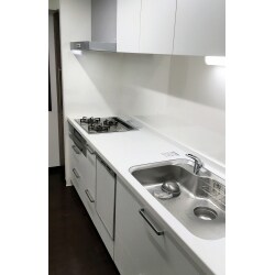 独立型のクローズキッチンへリフォームしました。クローズキッチンのメリットは、リビングからキッチンの中が見えないこと。来客時にキッチンの片付けができていなくても、安心してお客さまを家の中に通すことができます！