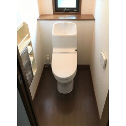 タンクが別になっていたお客さまのおトイレは、凸凹が多くお掃除が大変だとお悩みでした。そこでタンク一体型トイレ、お掃除ラクラク　お清掃機能にとことんこだわった最新のＴＯＴＯ独自の技術が組み込まれている最新式のウォシュレット一体型トイレへのご提案をさせていただきました。シンプルでありながら、節水エコ・快適機能充実のトイレへと交換しました。