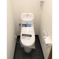 シックで落ち着けるトイレ空間LIXIL