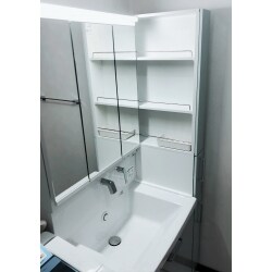 洗面所まわりのごちゃごちゃを解消！収納力抜群の洗面台へ交換しました。ミラーキャビネットは見た目もスマート。壁側にもキャビネットを設置し、さらに収納力をUP！