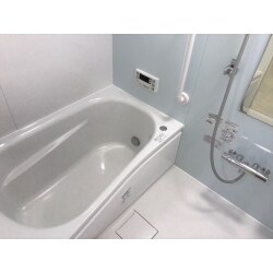 タイル張りの浴室を「TOTO サザナ」のユニットバスに交換しました。
足元はお掃除もラクラクの「ほっカラリ床」。浴室に入って一歩目の"ヒヤッと！"がなく、冬場のお風呂も快適に楽しめるようになりました。
