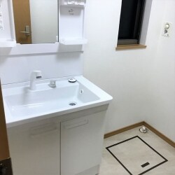 スッキリとしたデザインの洗面化粧台に交換。埃汚れが目立ち始めた床と壁のクロスも交換して、新築のようにきれいになりました！