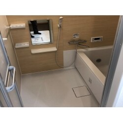 冬場でも床がヒヤッとせず、お湯も冷めにくいので光熱費の削減にもなります。
ベージュのアクセントパネルが癒しの空間を演出するとともに汚れも目立たないので、お掃除も簡単です。
